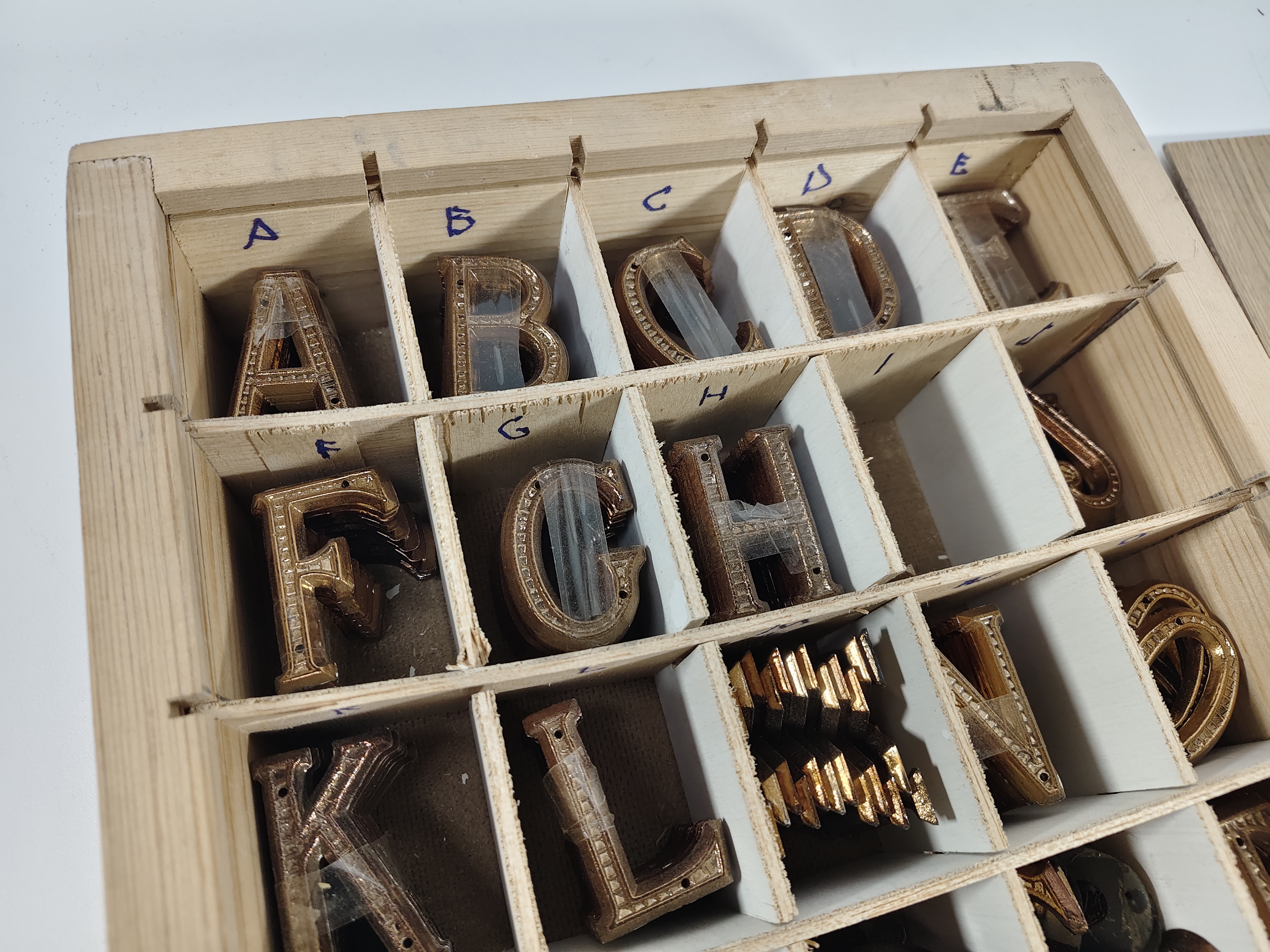 abecedario ataud religion letras plastico alt 4.7 madera 7x27x32 1u